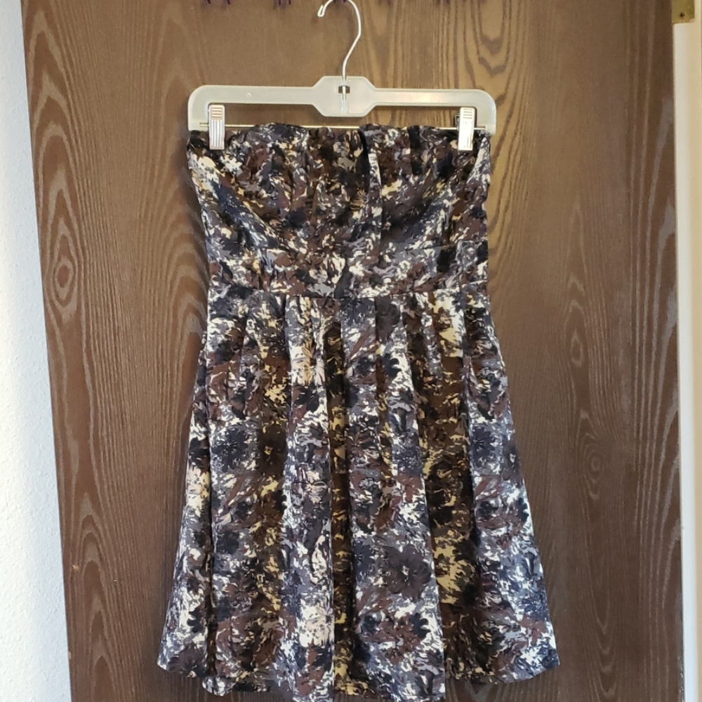 Any item from my closet with a🌹is 5 for $20! Medium strapless dress